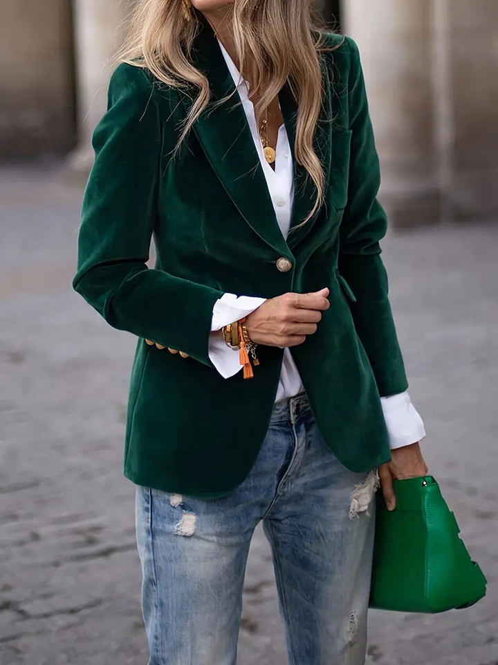 Elegancki aksamitny blazer damski, dopasowany krój i miękka tkanina, prezentowany na modelce, idealny do wyrafinowanych stylizacji.