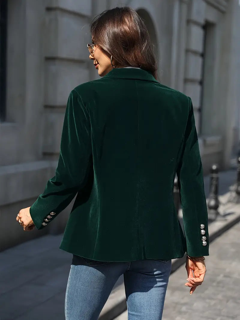 Elegancki aksamitny blazer damski, dopasowany krój i miękka tkanina, prezentowany na modelce, idealny do wyrafinowanych stylizacji.