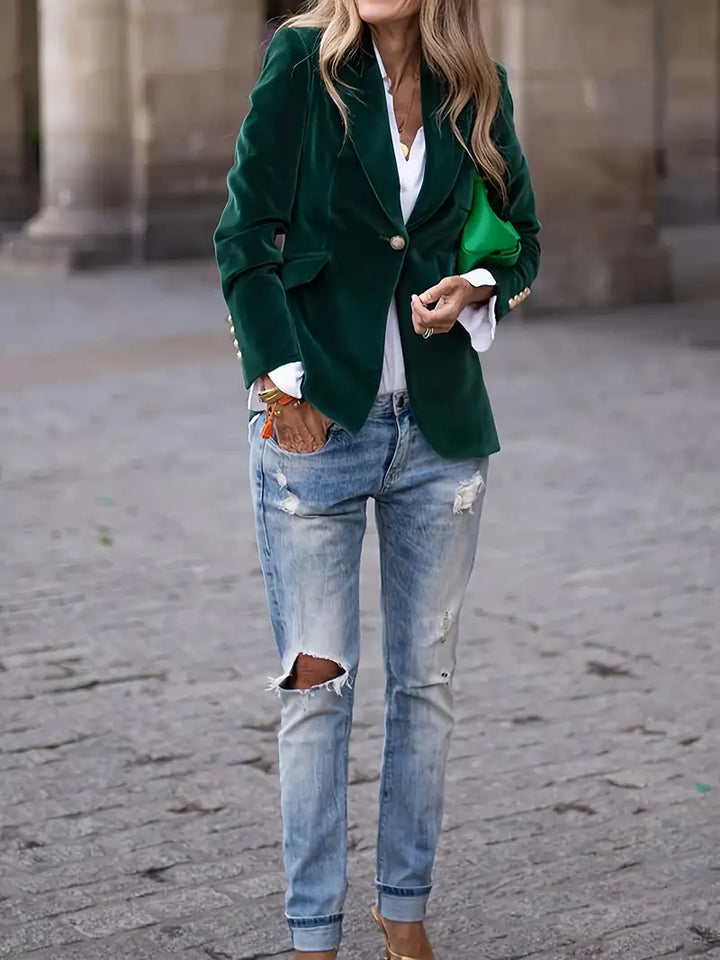 Elegancki aksamitny blazer damski, dopasowany krój i miękka tkanina, prezentowany na modelce, idealny do wyrafinowanych stylizacji.