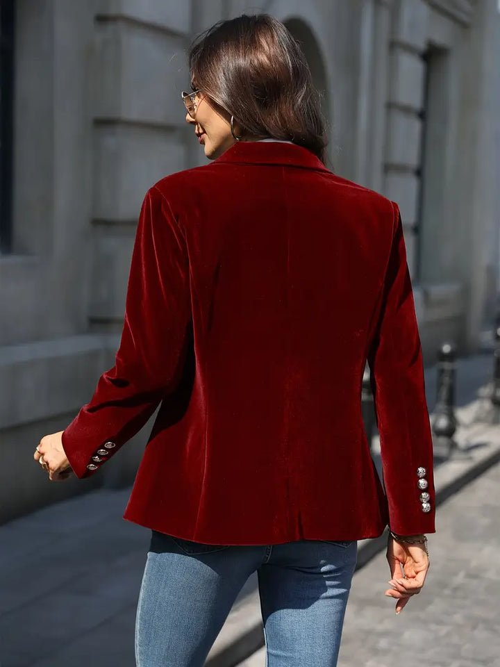 Elegancki aksamitny blazer damski, dopasowany krój i miękka tkanina, prezentowany na modelce, idealny do wyrafinowanych stylizacji.