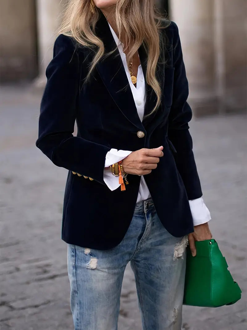 Elegancki aksamitny blazer damski, dopasowany krój i miękka tkanina, prezentowany na modelce, idealny do wyrafinowanych stylizacji.