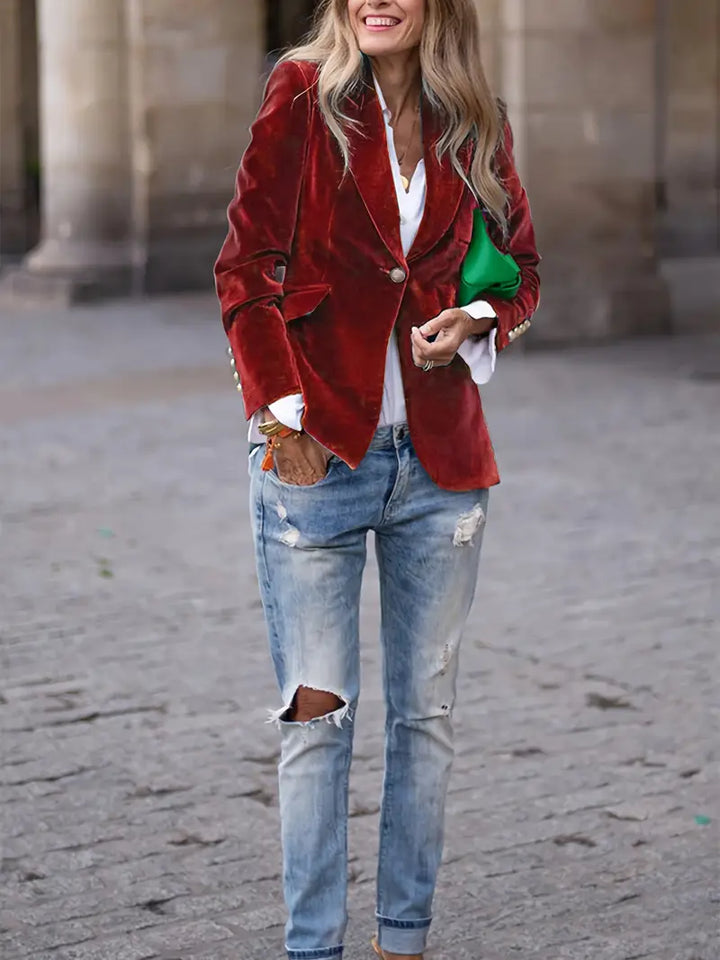 Elegancki aksamitny blazer damski, dopasowany krój i miękka tkanina, prezentowany na modelce, idealny do wyrafinowanych stylizacji.