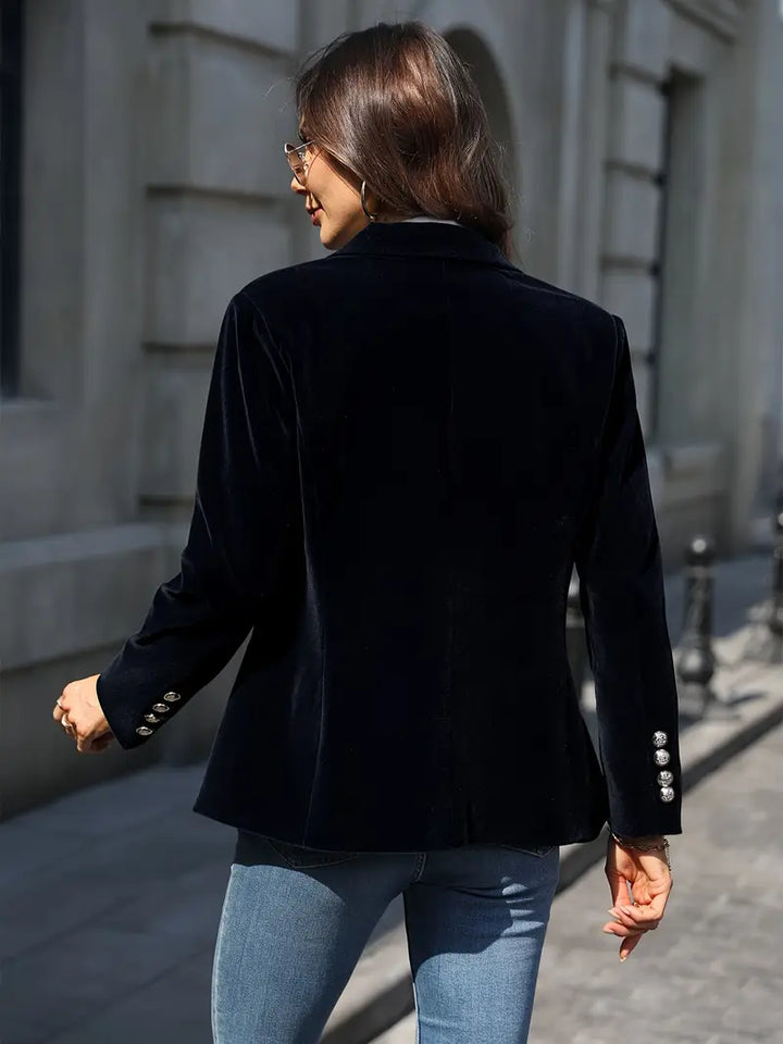 Elegancki aksamitny blazer damski, dopasowany krój i miękka tkanina, prezentowany na modelce, idealny do wyrafinowanych stylizacji.