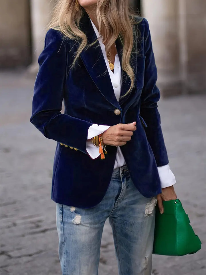 Elegancki aksamitny blazer damski, dopasowany krój i miękka tkanina, prezentowany na modelce, idealny do wyrafinowanych stylizacji.
