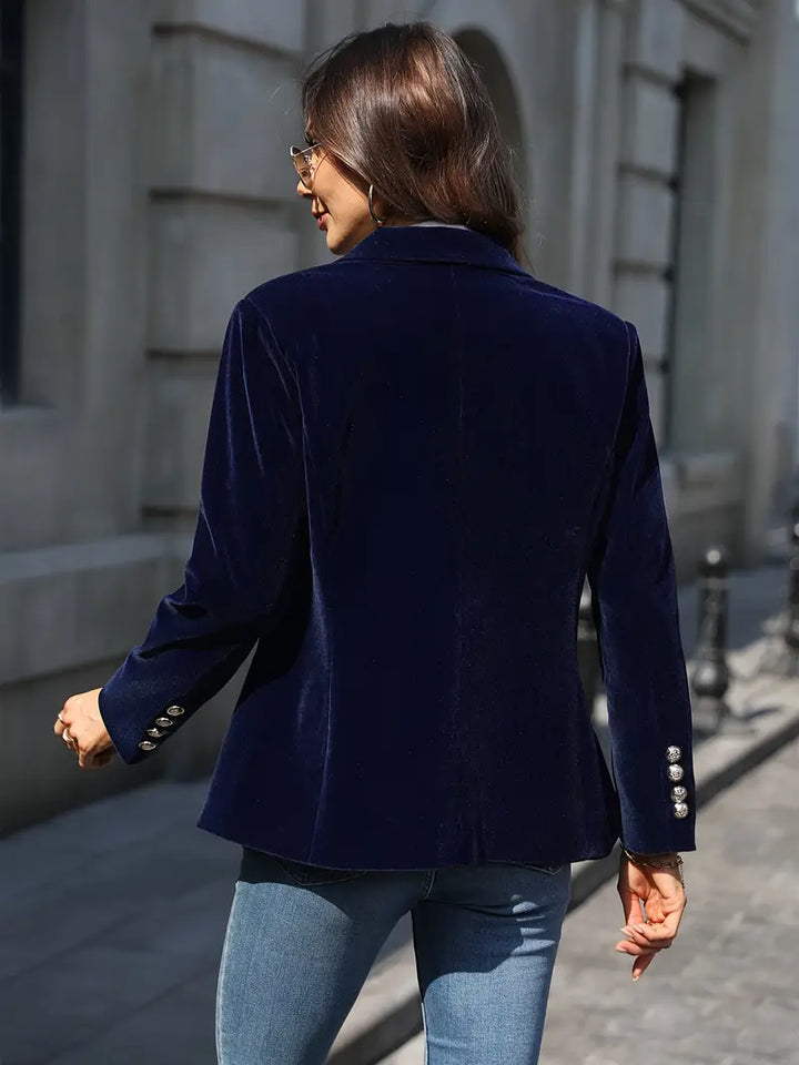 Elegancki aksamitny blazer damski, dopasowany krój i miękka tkanina, prezentowany na modelce, idealny do wyrafinowanych stylizacji.