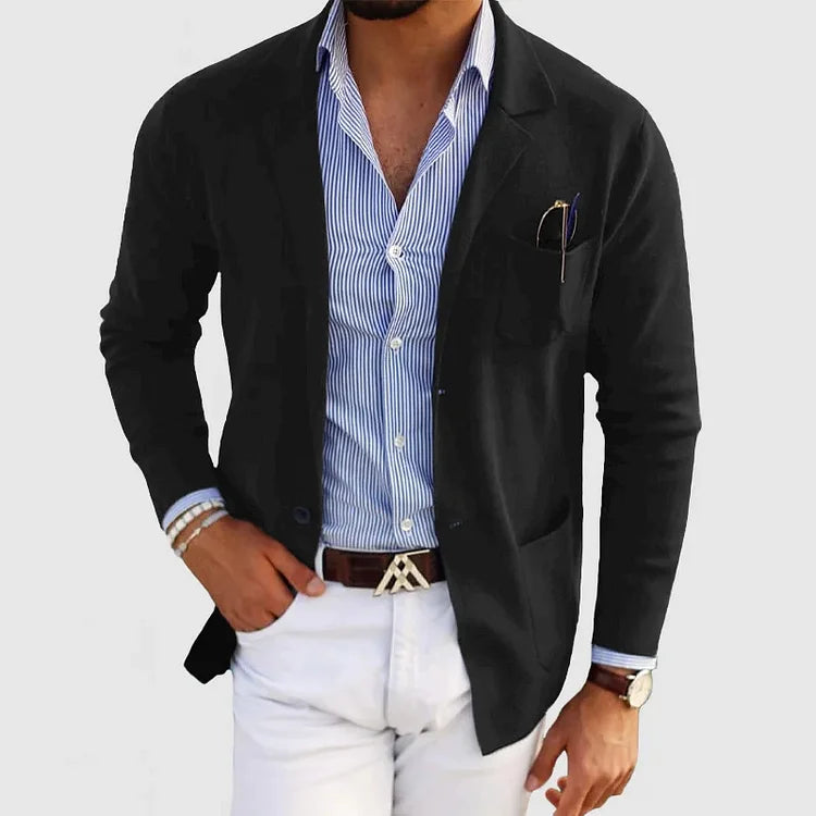 Stylowy męski blazer o dopasowanym kroju, elegancki, w jednolitym kolorze, odpowiedni na formalne spotkania, zapewnia wygodę i klasyczny wygląd.