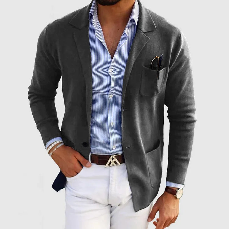 Elegancki męski blazer, idealne połączenie nowoczesnego designu i komfortu, wyróżnia się guzikami przy kieszeniach i kołnierzem z rewersami, do noszenia na co dzień i w pracy.