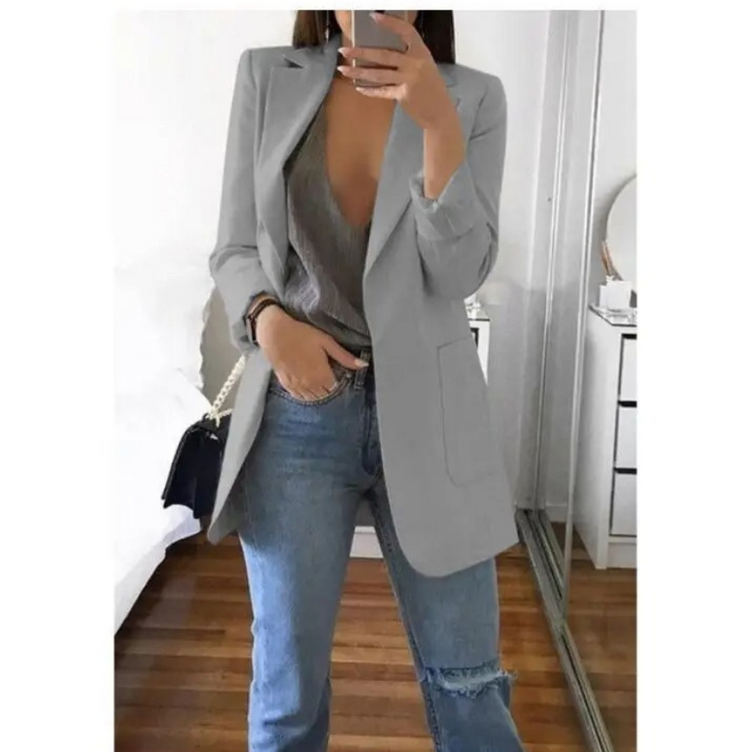 Jasnoszary długi blazer damski, neutralny i elegancki, pasuje do każdej stylizacji.