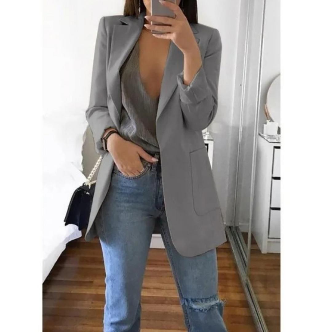 Szary długi blazer damski, elegancki i uniwersalny, niezastąpiony w każdej szafie.