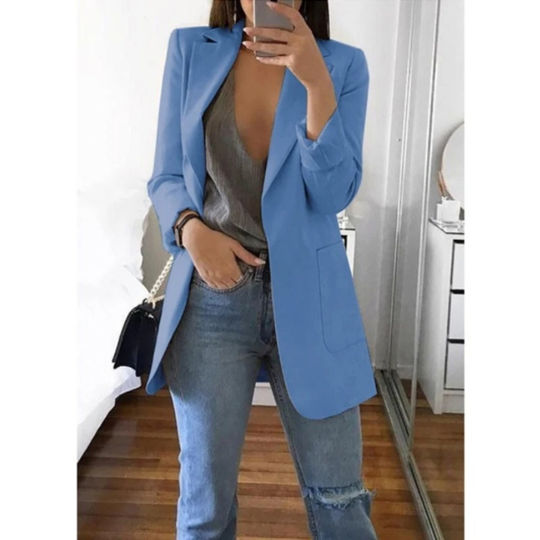 Elegancki długi blazer damski w kolorze niebieskim, podkreślający sylwetkę, wykonany z miękkiej tkaniny, wszechstronny do stylizacji biznesowych i casualowych.