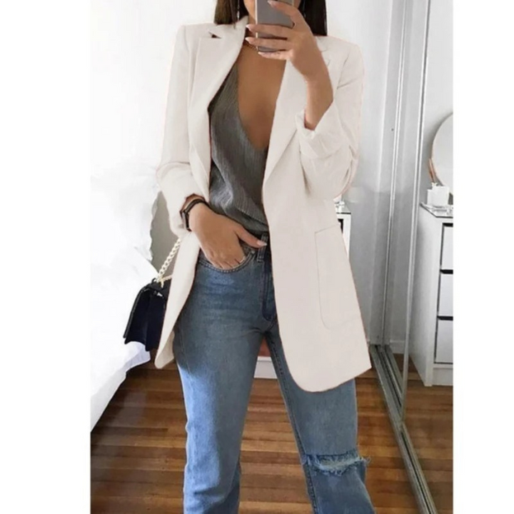 Biały długi blazer damski, klasyczna elegancja, idealny do wielu stylizacji.