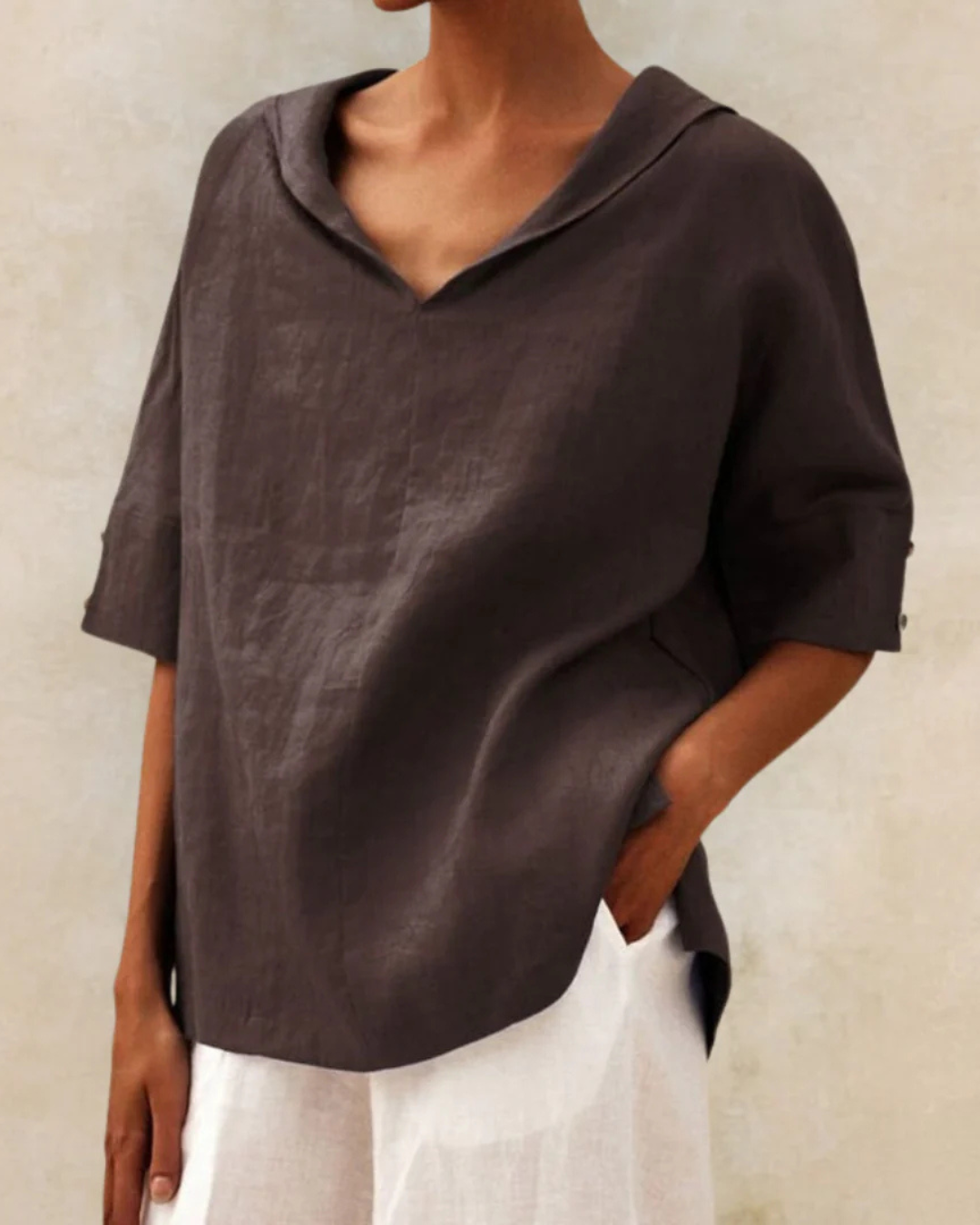 Elegancka i przewiewna damska bluzka lniana w żywym kolorze, z krótkimi rękawami, idealna na lato, wszechstronny styl.
