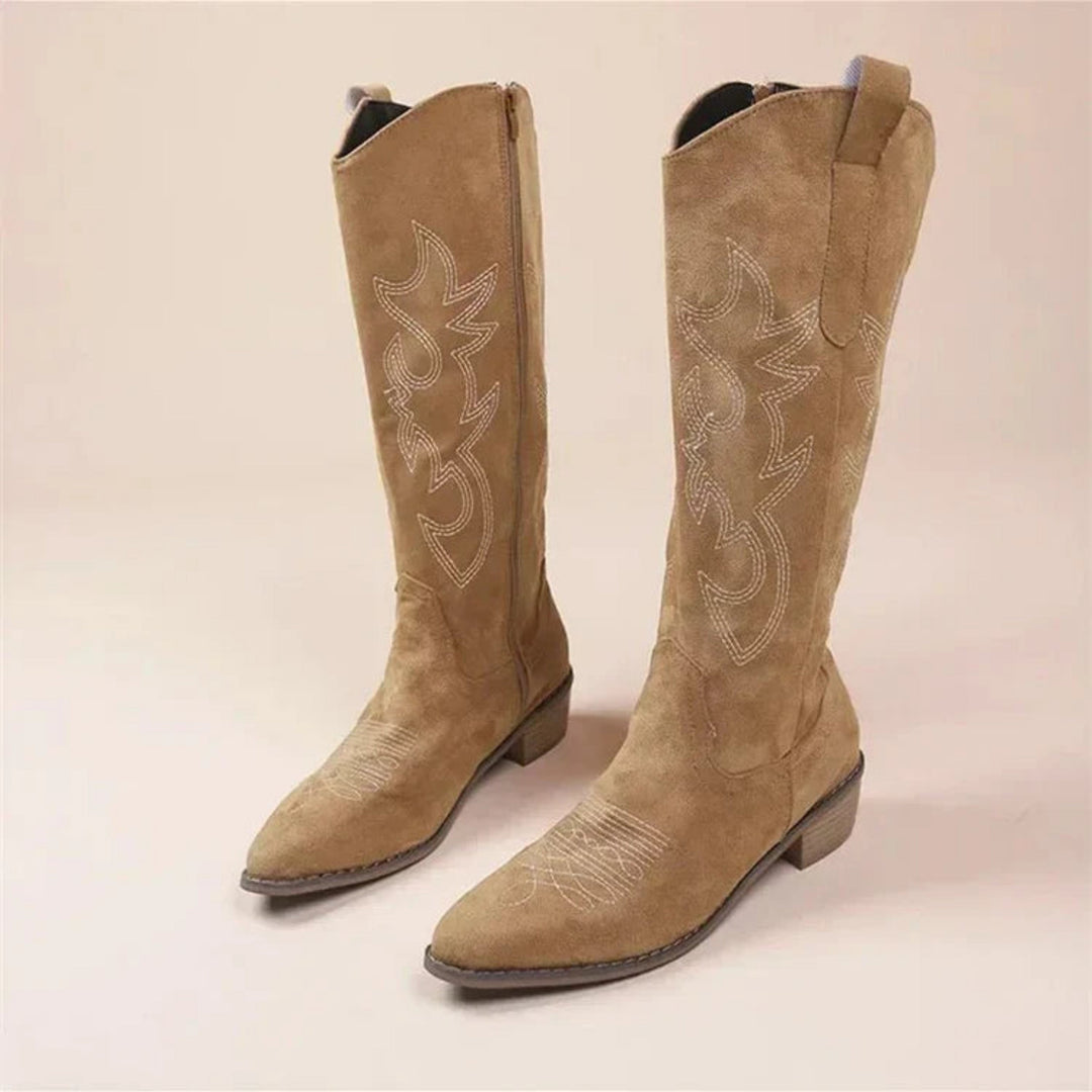 Eleganckie damskie kowbojki Lucetta, nowoczesny styl western, brązowa skóra, niski obcas, wyrafinowane detale, optymalny komfort.