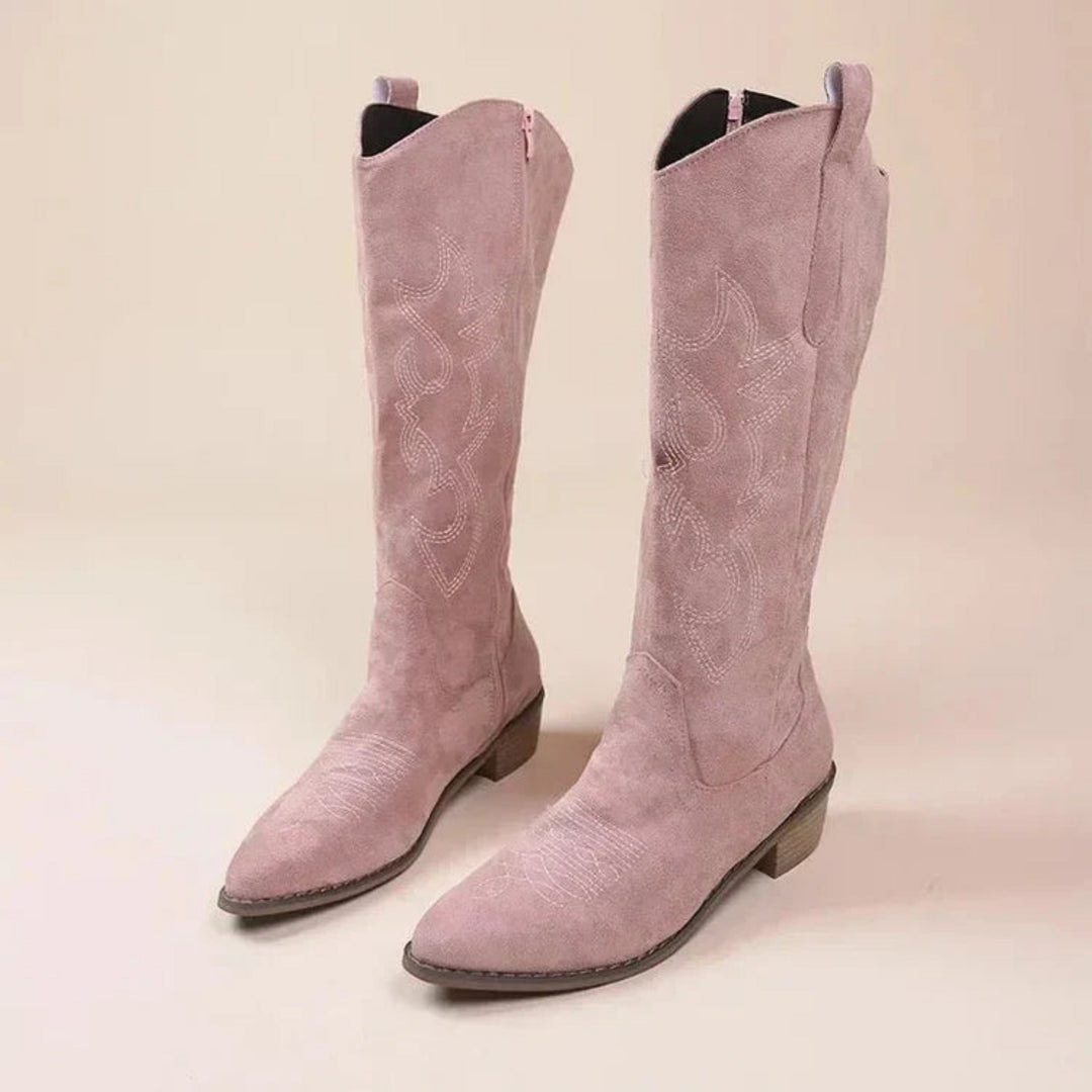 Eleganckie damskie kowbojki Lucetta, nowoczesny styl western, brązowa skóra, niski obcas, wyrafinowane detale, optymalny komfort.