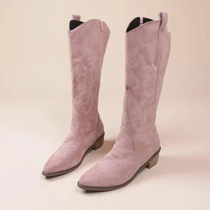 Eleganckie damskie kowbojki Lucetta, nowoczesny styl western, brązowa skóra, niski obcas, wyrafinowane detale, optymalny komfort.