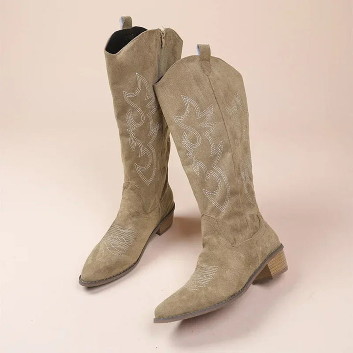 Eleganckie damskie kowbojki Lucetta, nowoczesny styl western, brązowa skóra, niski obcas, wyrafinowane detale, optymalny komfort.