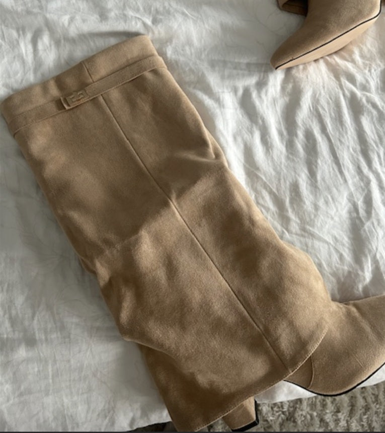 Eleganckie, czarne botki z zamkiem, nowoczesny design, damskie buty dla szykownego i wygodnego stylu.