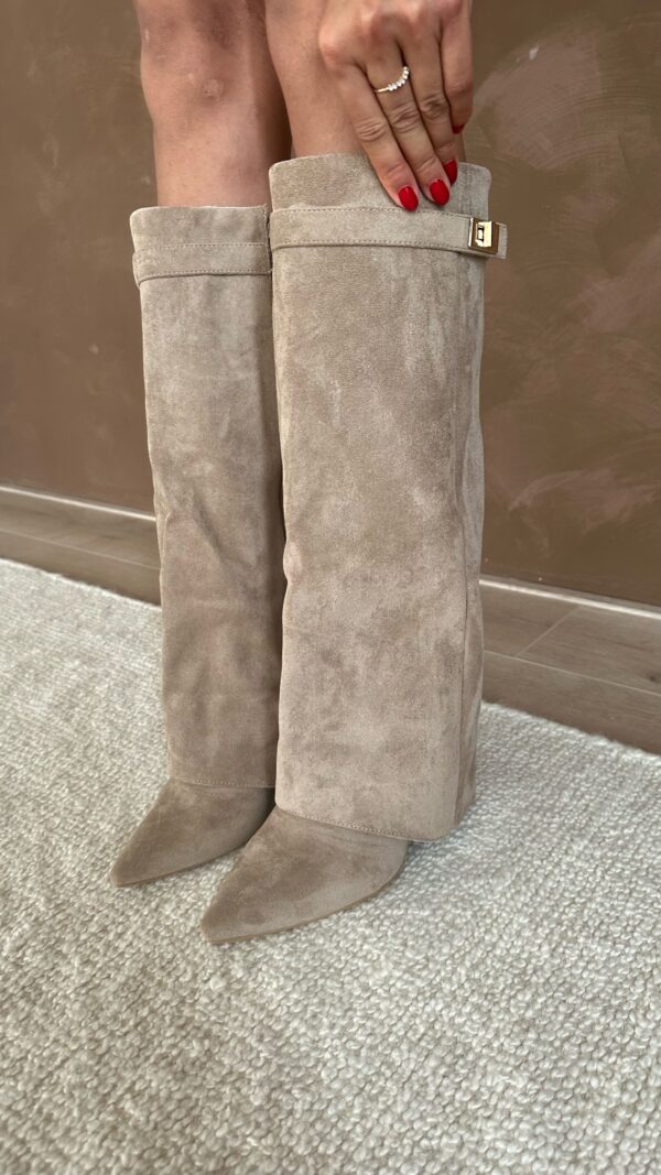 Eleganckie, czarne botki z zamkiem, nowoczesny design, damskie buty dla szykownego i wygodnego stylu.