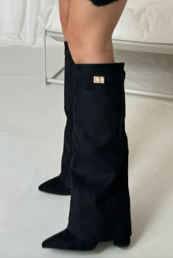 Eleganckie, czarne botki z zamkiem, nowoczesny design, damskie buty dla szykownego i wygodnego stylu.
