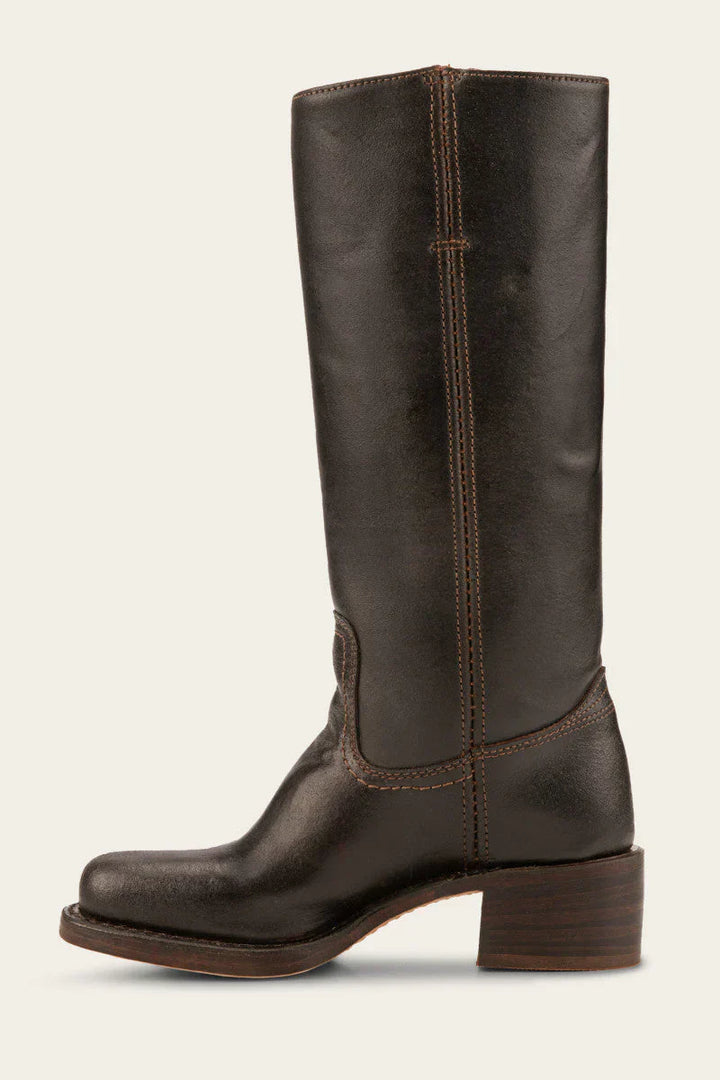 "Bottes en cuir foncé pour femmes, élégantes et confortables, style raffiné et intemporel pour toutes les occasions."
