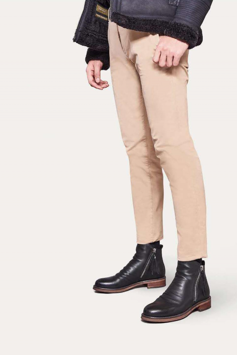 Czarne skórzane botki damskie, eleganckie, antypoślizgowa podeszwa, widok z boku, nowoczesny i czysty design, modny wygląd.