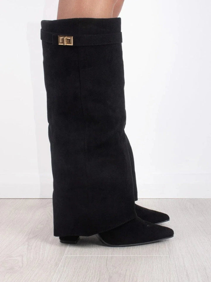 Wysokie kozaki damskie, eleganckie, z ukrytym obcasem, nowoczesny styl, czarny kolor, optymalny komfort, wszechstronne zastosowanie.