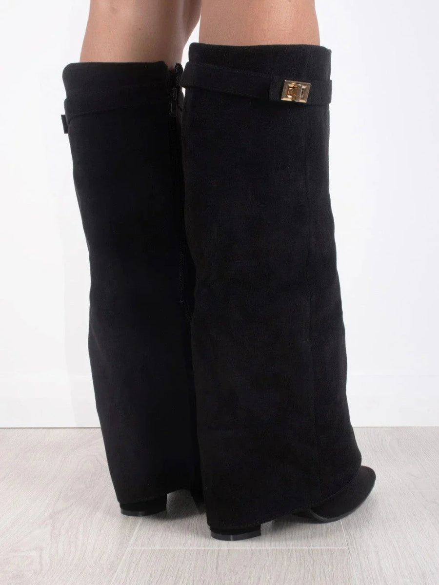 Wysokie kozaki damskie, eleganckie, z ukrytym obcasem, nowoczesny styl, czarny kolor, optymalny komfort, wszechstronne zastosowanie.