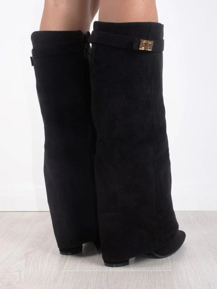 Wysokie kozaki damskie, eleganckie, z ukrytym obcasem, nowoczesny styl, czarny kolor, optymalny komfort, wszechstronne zastosowanie.