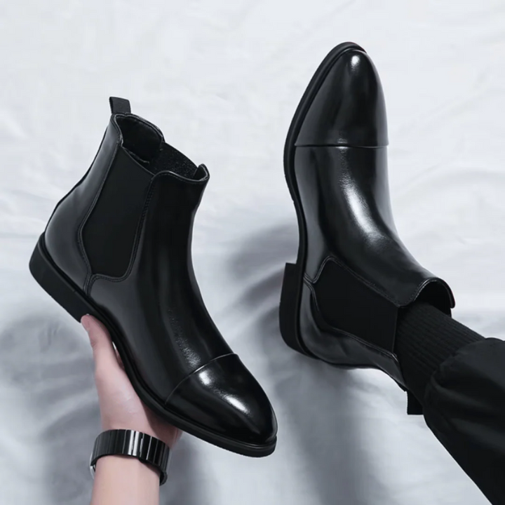 Botki Chelsea z gładkiej skóry, widok z boku, elegancki miejski styl dla mężczyzn, z solidną podeszwą i precyzyjnym wykończeniem.