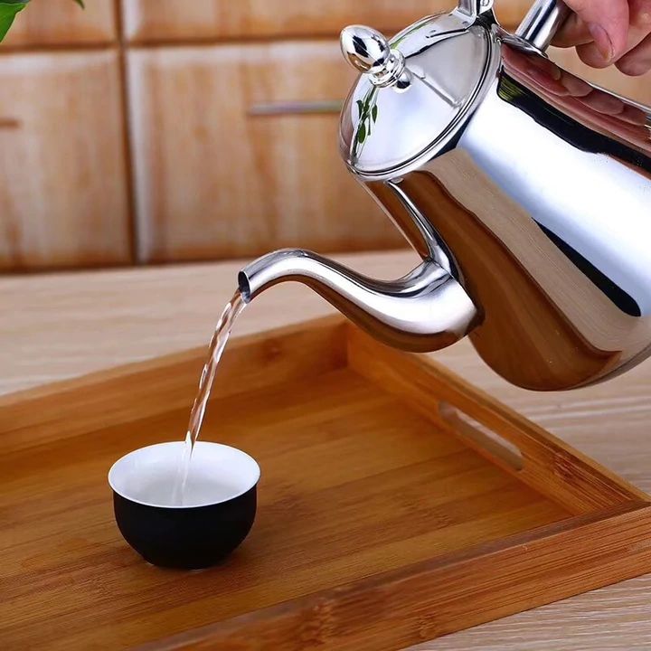 Czajnik indukcyjny ze stali nierdzewnej 1L, ze zintegrowanym filtrem, w eleganckim srebrnym designie, idealny do nowoczesnej kuchni, do szybkiego i trwałego podgrzewania.