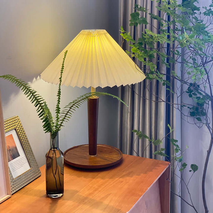 Plisowana lampa stołowa drewniana