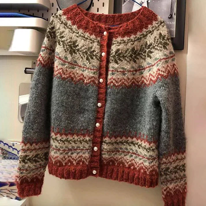 Damski kardigan z dzianiny w stylu nordyckim, z wzorem Fair Isle w kolorach szarym, kremowym i rdzawoczerwonym. Nowoczesny, ciepły styl zimowy.