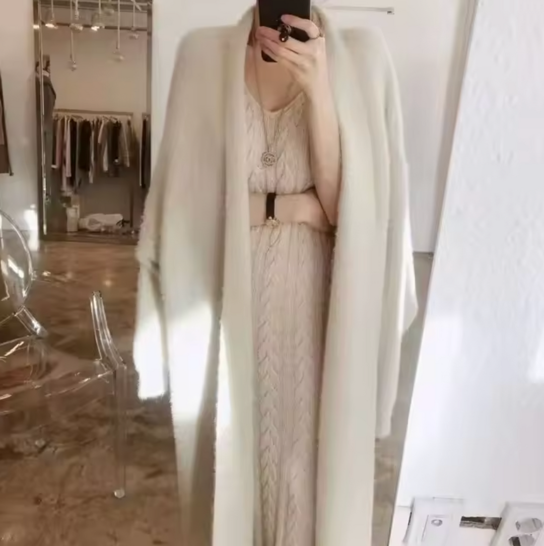 Długi biały kardigan kaszmirowy, luźny i miękki, z długimi rękawami, na elegancką i komfortową zimę.