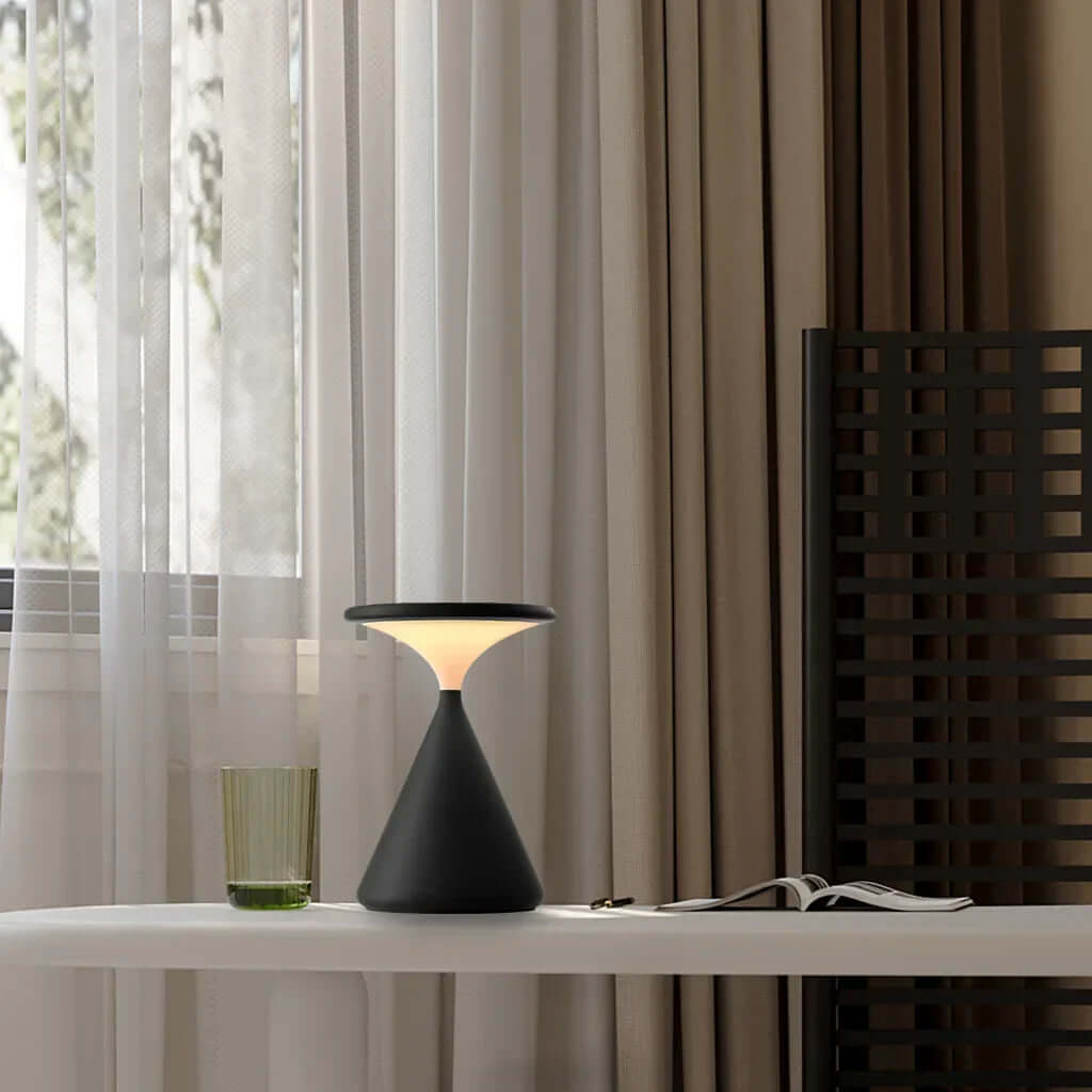 Lampa stołowa Aeron Hourglass w eleganckim nowoczesnym biurze
