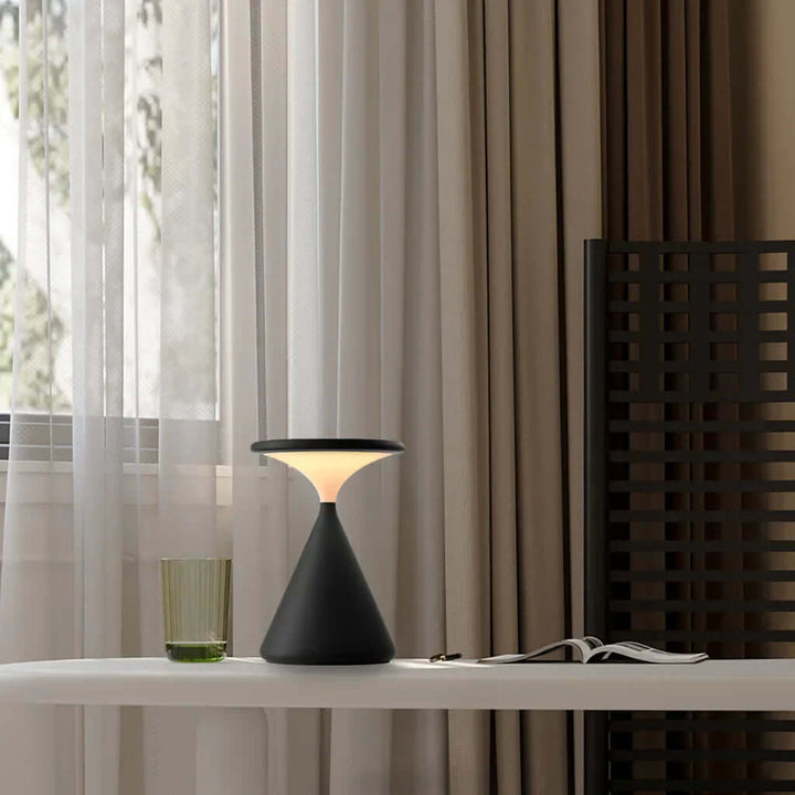 Lampa stołowa Aeron Hourglass w eleganckim nowoczesnym biurze