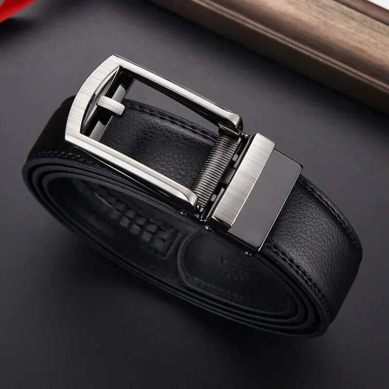 SmartBelt bez dziurek w kolorze czarnym, elegancki, regulowany, modny dodatek dla kobiet, nowoczesny, wszechstronny design.