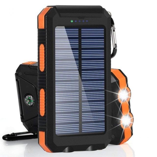 Wodoodporna, wstrząsoodporna ładowarka słoneczna 20000mAh z wbudowaną diodą LED, idealna do aktywności na świeżym powietrzu, na naturalnym tle.