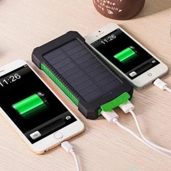 Wodoodporna, wstrząsoodporna ładowarka słoneczna 20000mAh z wbudowaną diodą LED, idealna do aktywności na świeżym powietrzu, na naturalnym tle.