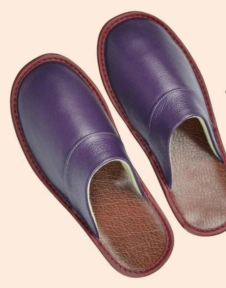Damskie kapcie domowe w kolorze szarym, wykonane z wysokiej jakości skóry, z antypoślizgową podeszwą, zapewniające komfort i elegancję.