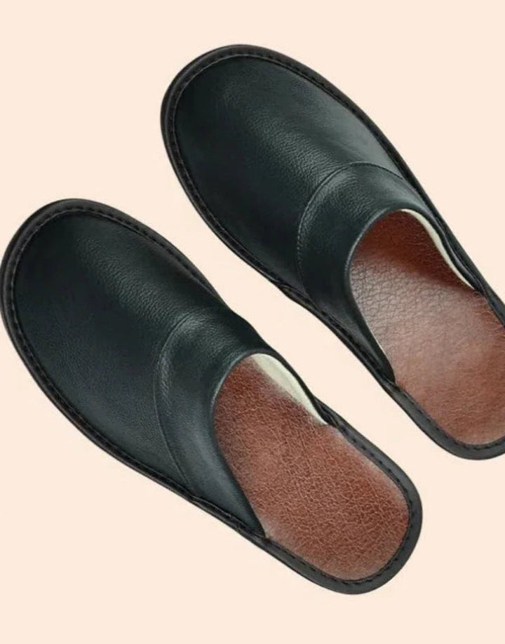 Damskie kapcie domowe w kolorze szarym, wykonane z wysokiej jakości skóry, z antypoślizgową podeszwą, zapewniające komfort i elegancję.