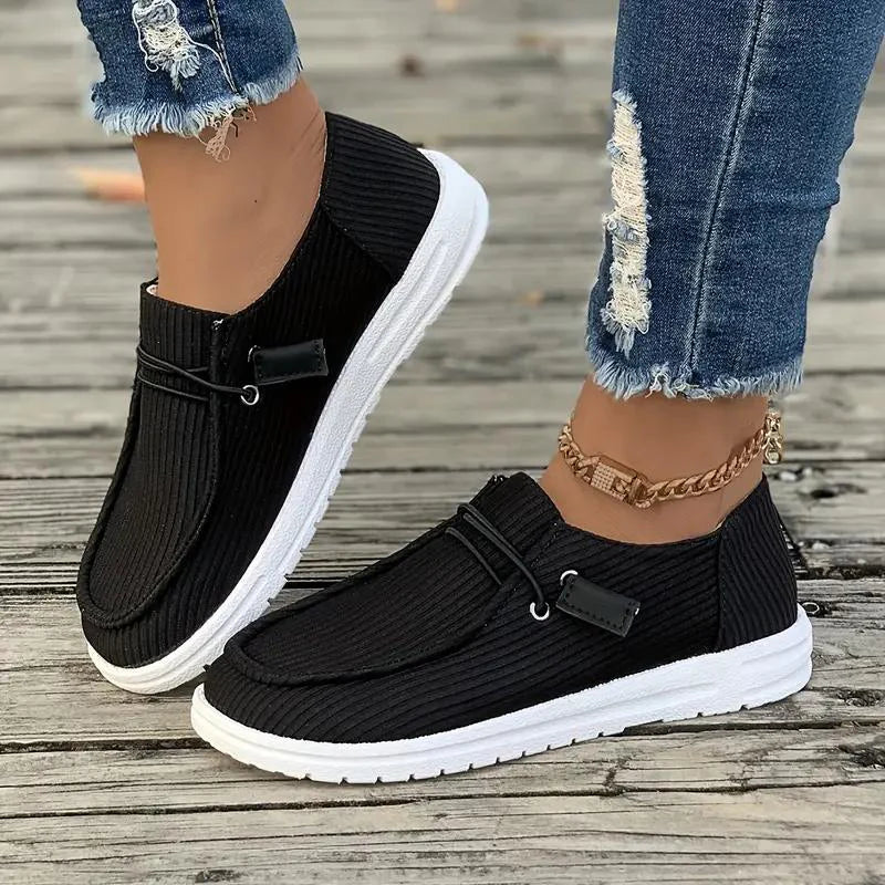 Damskie czarne płaskie buty wsuwane, design bez sznurówek, elastyczna podeszwa, lekki komfort, stylowy wygląd casualowy.