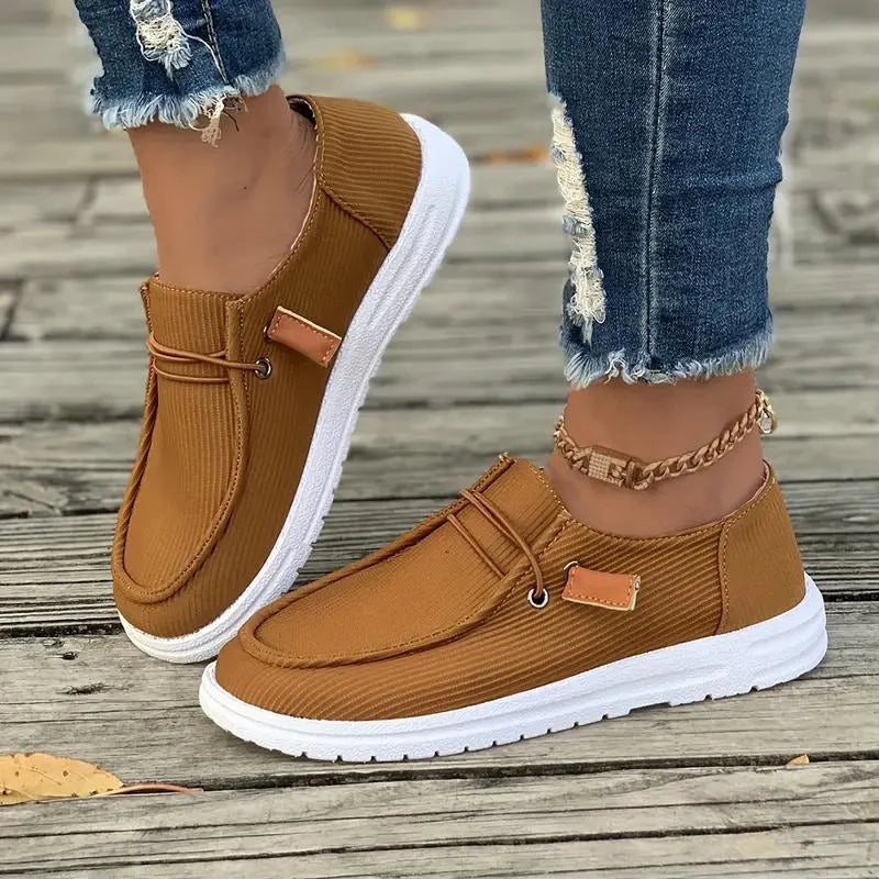 Damskie czarne płaskie buty wsuwane, design bez sznurówek, elastyczna podeszwa, lekki komfort, stylowy wygląd casualowy.