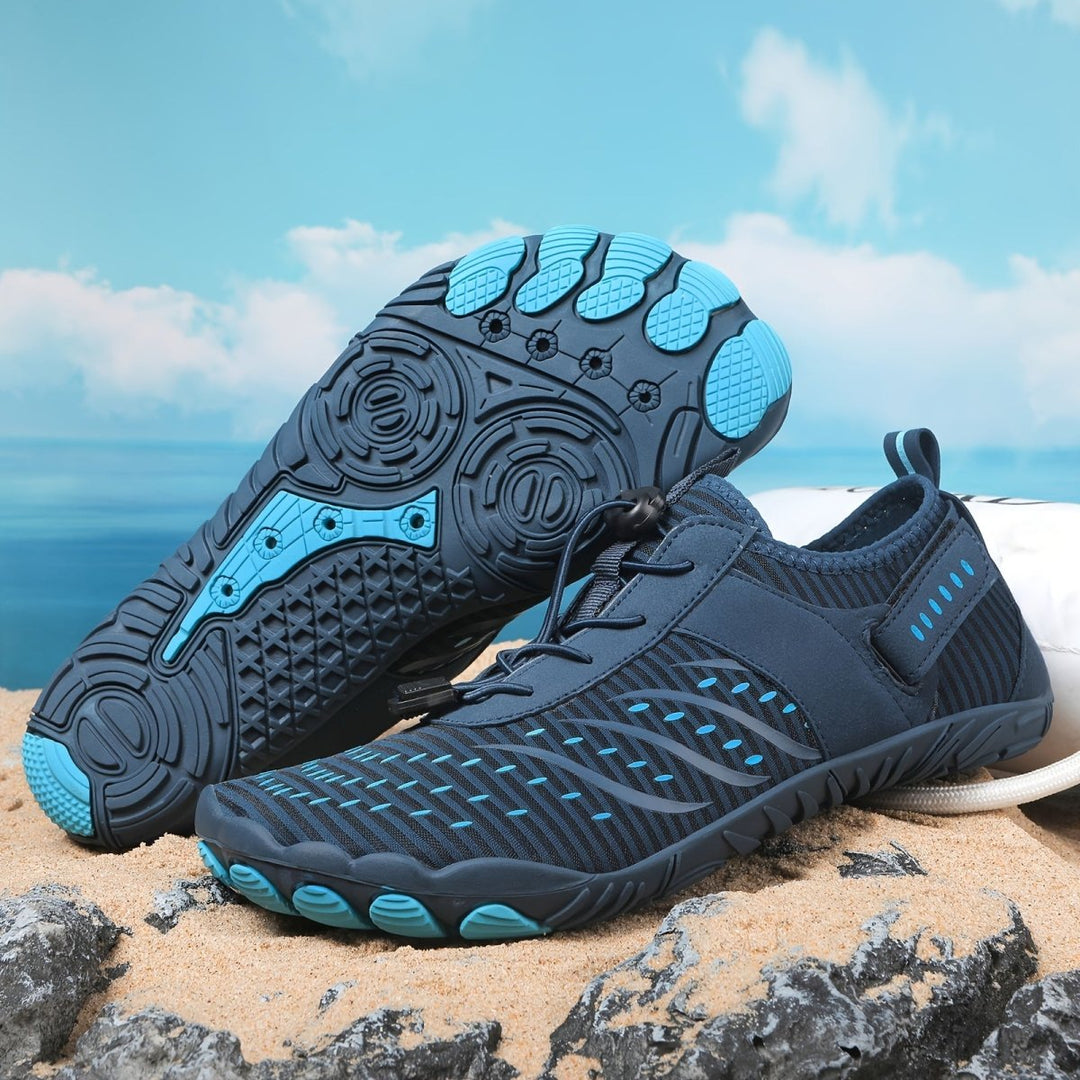 Lekkie buty do wody unisex, oddychające, antypoślizgowa podeszwa, osoba w butach na plaży