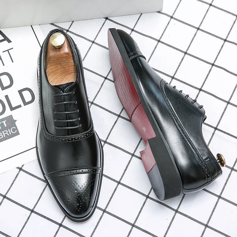 Męskie klasyczne buty, eleganckie i wygodne, o czystym designie, z czarnej skóry, pasujące na każdą okazję.