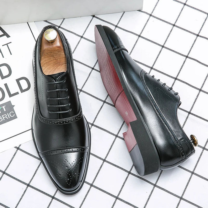 Męskie klasyczne buty, eleganckie i wygodne, o czystym designie, z czarnej skóry, pasujące na każdą okazję.
