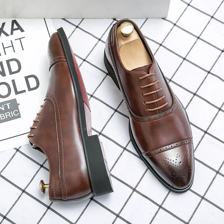 Męskie klasyczne buty, eleganckie i wygodne, o czystym designie, z czarnej skóry, pasujące na każdą okazję.