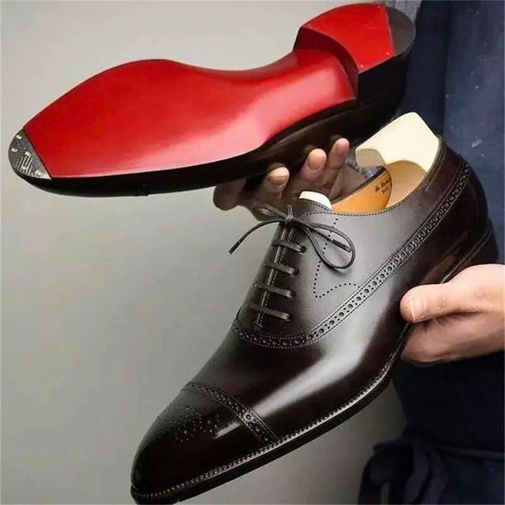 Męskie klasyczne buty, eleganckie i wygodne, o czystym designie, z czarnej skóry, pasujące na każdą okazję.