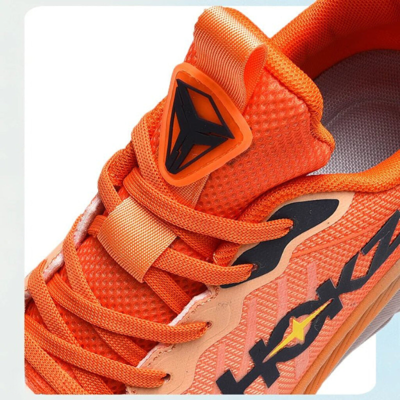 Lekkie buty do biegania damskie w kolorze czarno-białym, z amortyzacją, nowoczesny design, widok z boku
