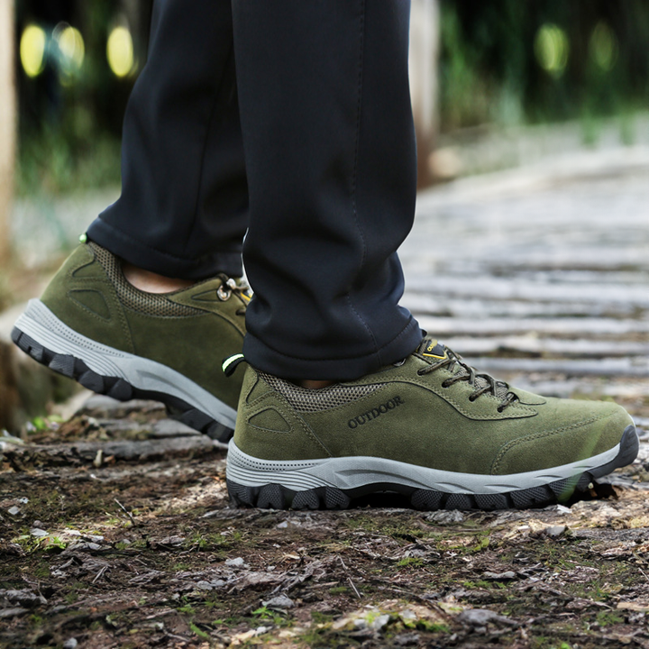 Męskie ortopedyczne buty do chodzenia, brązowe, z ergonomicznym designem, antypoślizgową podeszwą, zapewniające codzienny komfort i wsparcie.