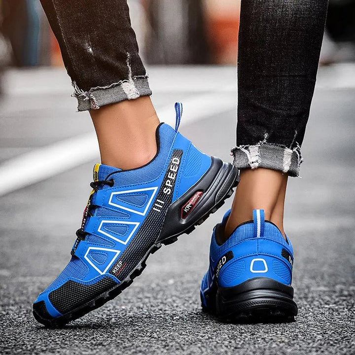 Męskie wodoodporne buty trekkingowe w kolorze niebieskim z antypoślizgową podeszwą, zapewniające komfort i stabilność na różnych terenach.
